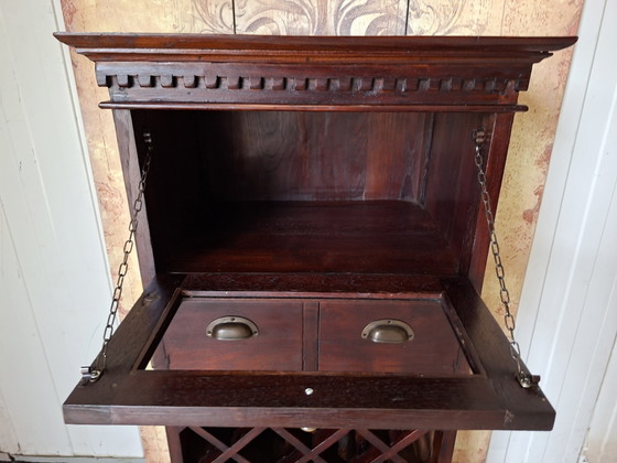 Image 1 of Meuble à vin classique en teck avec porte abattante, dimensions 65x47cm et 140cm de hauteur.