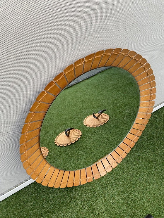 Image 1 of Specchio vintage in rattan con attaccapanni