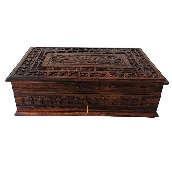 Image 1 of Grande portagioielli indiano vintage intagliato a mano in legno con serratura, anni '70