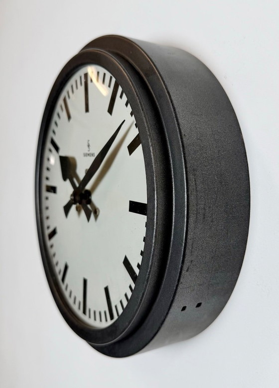 Image 1 of Reloj de pared industrial negro de Siemens, década de 1950.