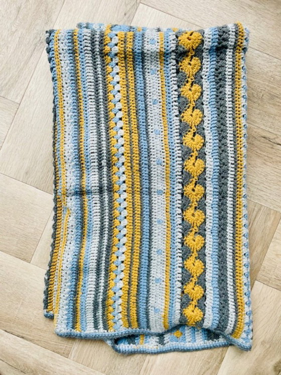 Image 1 of Scandinavisch handgemaakt gehaakt kleed in blauw, grijs en oker