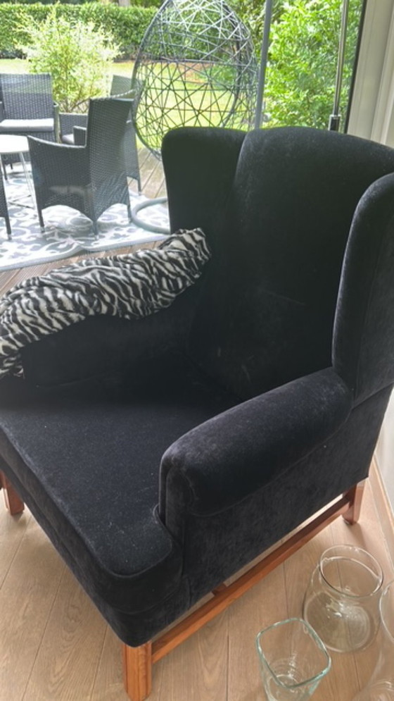 Image 1 of Lussuosa poltrona Wingback in velluto nero - Modello classico, rivestito di recente