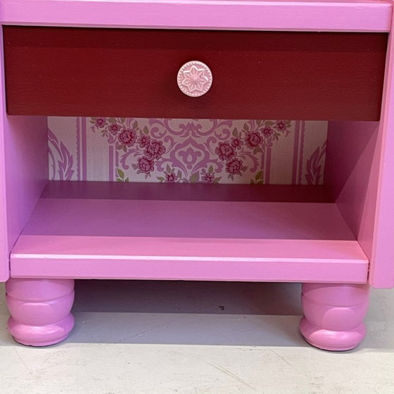 Image 1 of Set di 2 comodini con carta da parati rosa/rosso/vintage, unico nel suo genere.