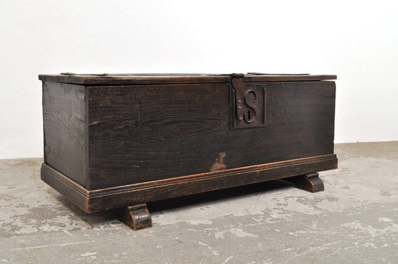 Image 1 of Coffre ancien en chêne provenant d'un monastère, années 1780