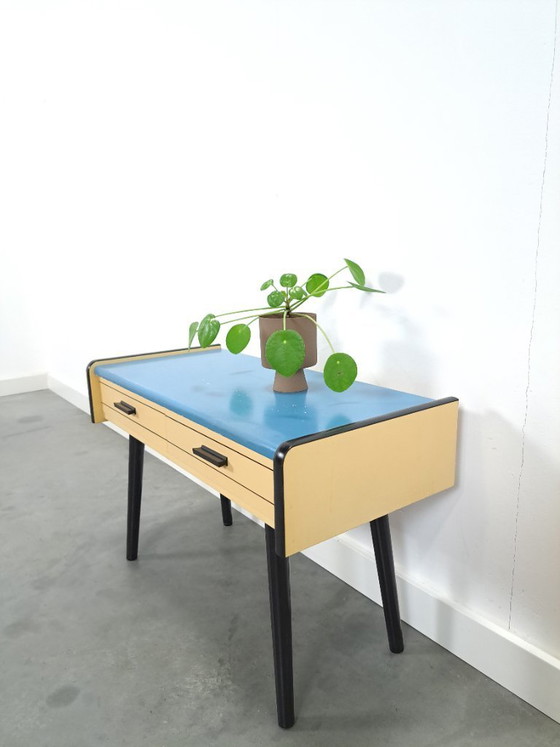 Image 1 of Jaren 50 ladekastje met blauw blad en zwarte poten vintage