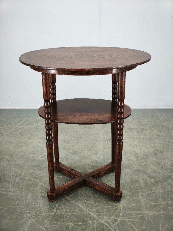 Image 1 of Tsjechische ovale art deco bijzettafel van beukenhout uit de jaren 1920 met onderplank.