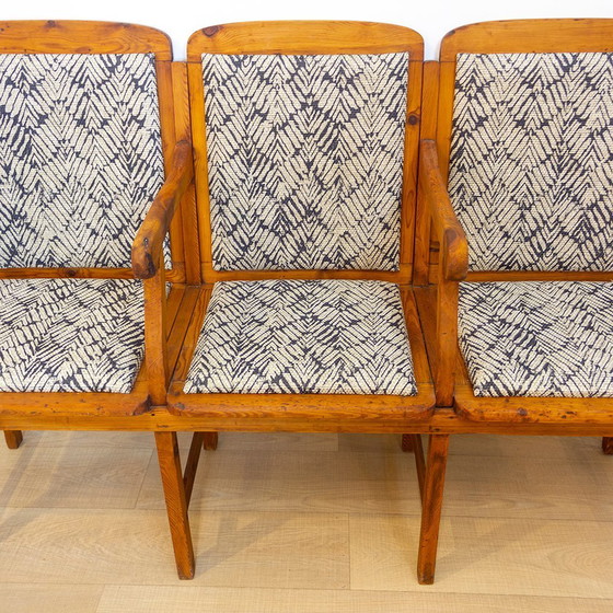 Image 1 of Gestoffeerde bank met 3 zitplaatsen, Spanje, 1910