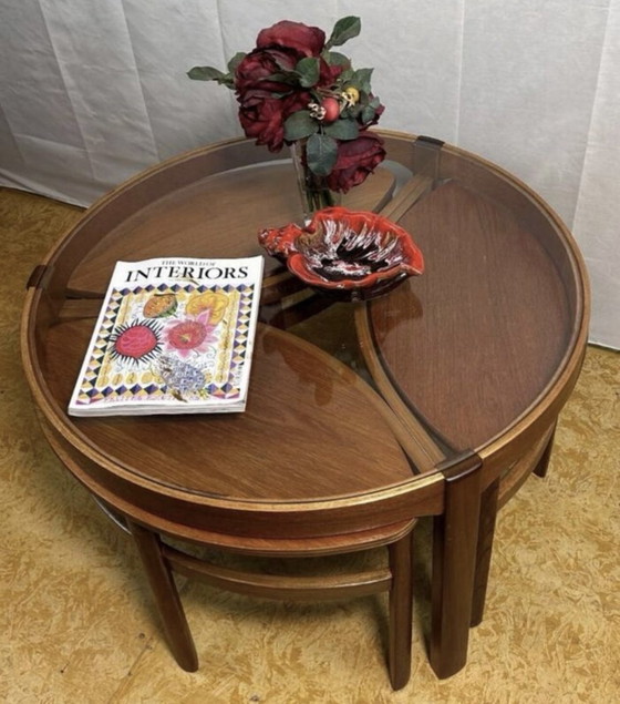 Image 1 of Table basse ronde rétro vintage en teck du milieu du siècle par Nathan 1960 Trinity Set