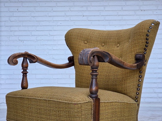 Image 1 of Deense fauteuil uit de jaren 60, originele groene meubelwol, gesneden eikenhout