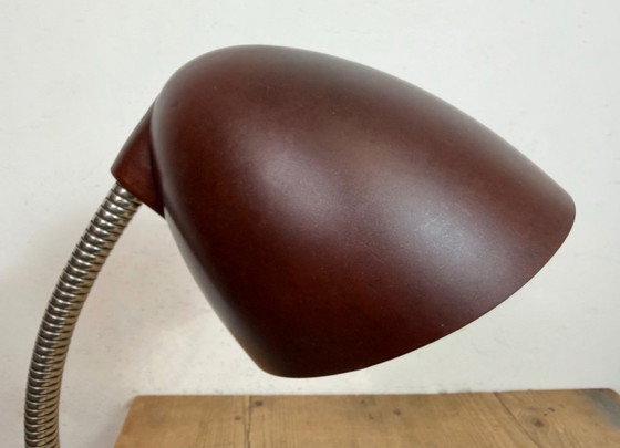 Image 1 of Lampe de table vintage en bakélite brune à col de cygne, années 1950