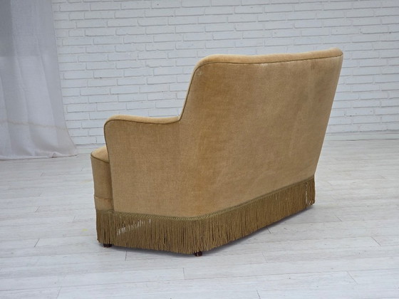 Image 1 of Sofá danés de 2 plazas, década de 1970, tapizado en terciopelo verde claro.