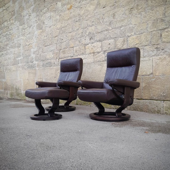 Image 1 of Paire de fauteuils et ottoman scandinaves en cuir Stressless par Ekornes, Norvège, 1970