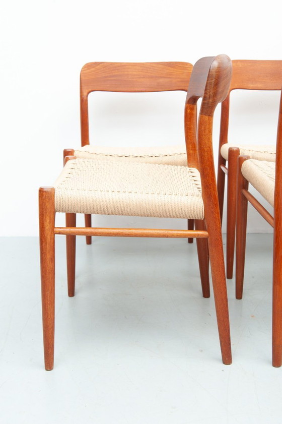 Image 1 of 8 sedie da pranzo modello 75 in teak di Niels Otto Møller per J. L. Møller Møbelfabrik (anni '50)