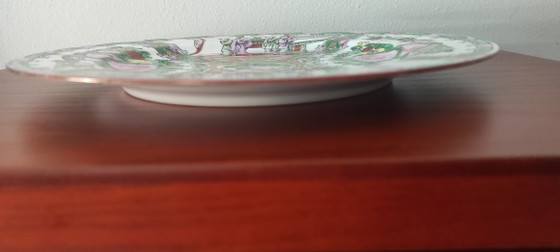 Image 1 of Assiette murale vintage chinoise en porcelaine « médaillon de rose » – Milieu du XXe siècle