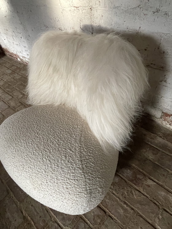 Image 1 of Pallone aus Bouclé und isländischem Schaffell