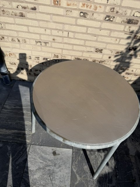 Image 1 of Table de jardin ronde fabriquée à partir de matériaux d'avions recyclés | Ø 70 cm | Hauteur 70 cm
