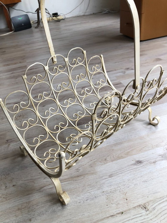 Image 1 of Tijdschriftenrek jaren 50  Cremekleurig draadstaal met sierlijke krullen ontwerp hoogte 25 breed 40 diep 30 hoogte hendel 45
