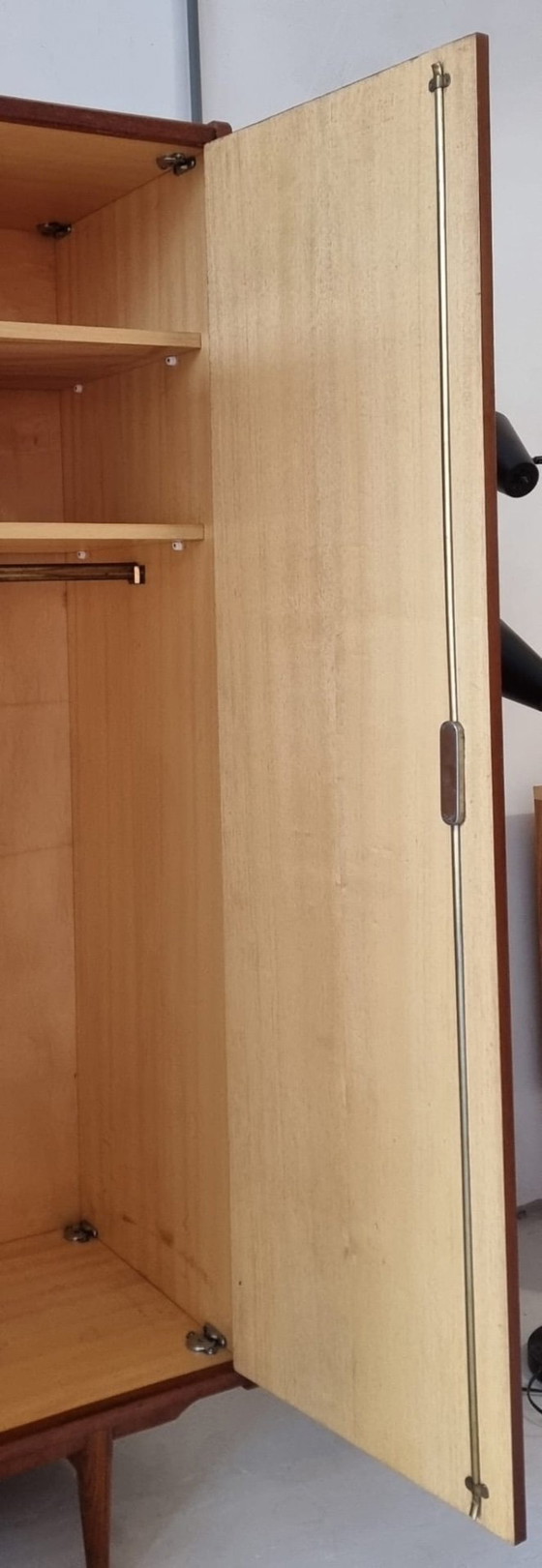 Image 1 of garde-robe du milieu du siècle