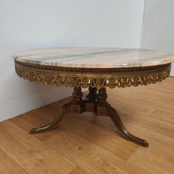Table basse ronde de style Régence avec plateau en marbre onyx. – Tables basses, Marble, Brass (photo 5 of 13)