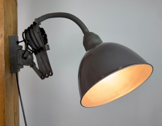 Image 1 of Grijze industriële wandlamp met flexibele arm van Elektroinstala, jaren 60.