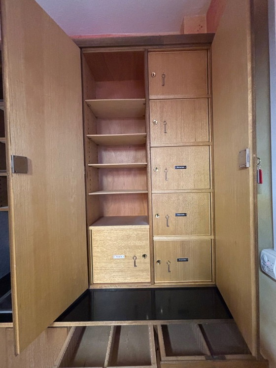 Image 1 of Interno completo di farmacia di metà secolo (a forma di U) – Realizzato su misura, anni '60