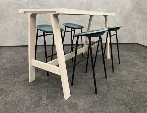 Montis Doble design table with 4 bar stools