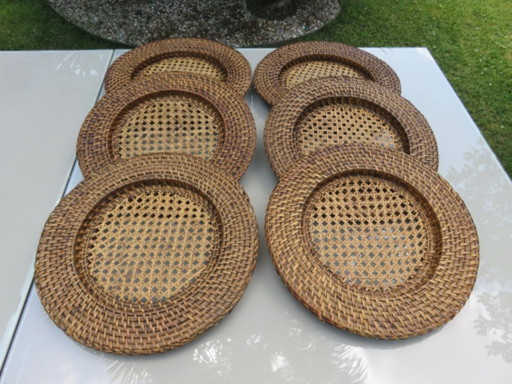 Ensemble de 6 plateaux, dessous d'assiettes, en rotin et cannage, France, 1970