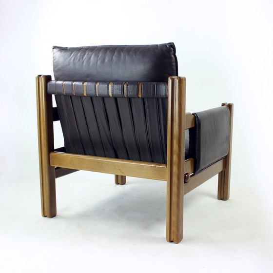 Image 1 of Bruine leren en walnoten lounge stoelen van TON, Tsjecho-Slowakije, set van 2