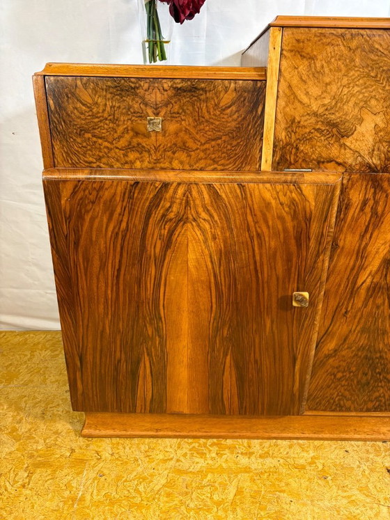 Image 1 of Credenza da cocktail Art Deco inglese in radica di noce – Circa anni '30 Una splendida credenza da cocktail originale inglese Ar