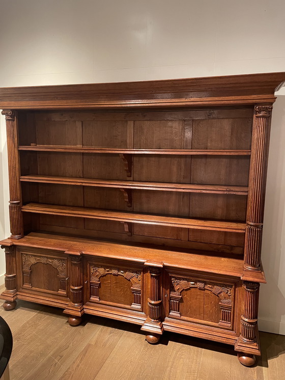 Image 1 of Bibliothèque en chêne massif du XIXe siècle provenant d'un manoir, côtés lambrissés avec des portes richement sculptées