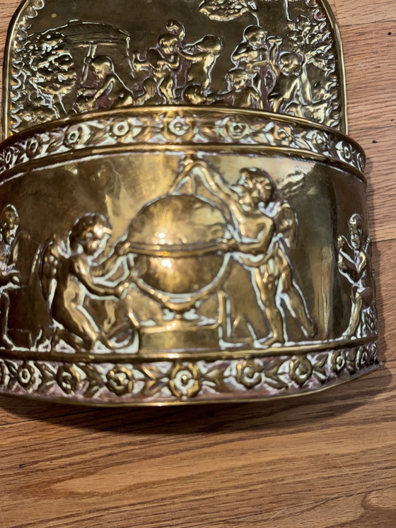 Image 1 of Antieke messing / koperen borstelhouder met barok reliëf (putti / engeltjes)