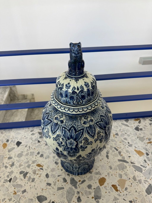 Grote handbeschilderde Delftsblauwe dekselvaas van Plateelbakkerij RAM uit Arnhem. – decoratieve objecten, Other