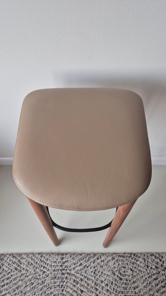 3 x Artisan Neva Hocker, 79 cm hoch, mit Ledersitz und schwarzer Fußstütze, in sehr gutem Zustand (photo 10 of 24)