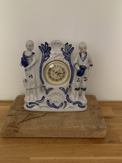 Orologio da camino al quarzo in porcellana vintage con figura, anni '40