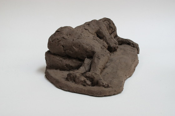Image 1 of Yolande Ide (1931) - Scultura, Donna nuda sdraiata - 39 cm - Terracotta