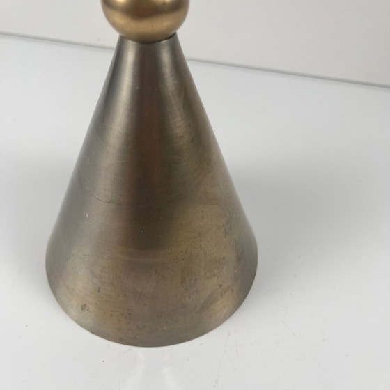 Image 1 of Excepcional dúo de candelabros con forma de campana y reloj de arena, estilo posmoderno-memphis, metal, 1980.