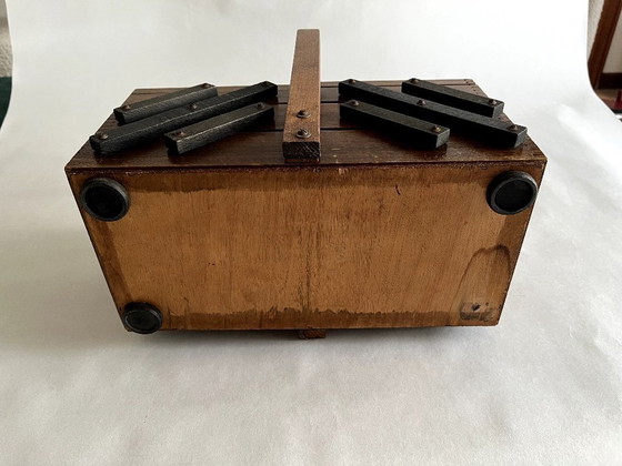 Image 1 of Boîte à couture ancienne en bois