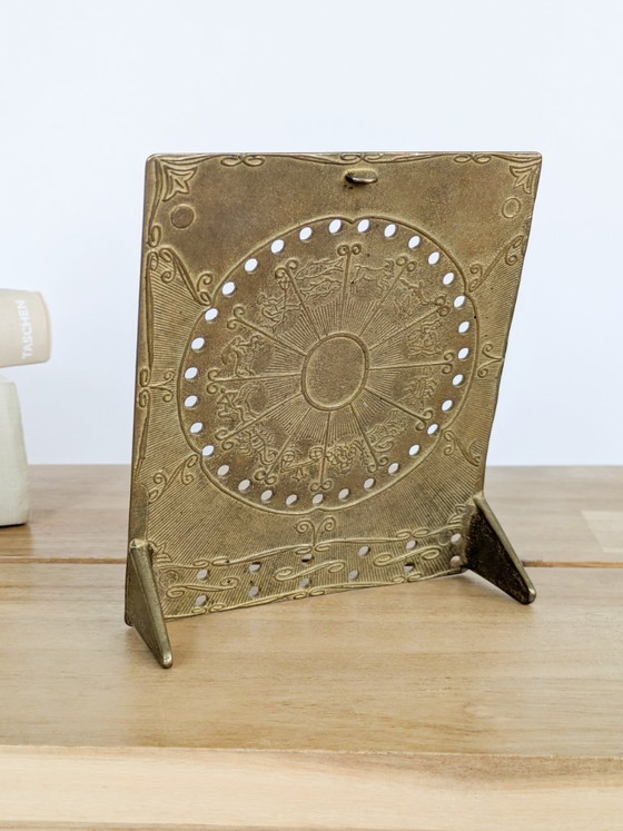 Calendrier perpétuel de table en laiton antique avec motif solaire et zodiaque – Objets déco, Brass (photo 6 of 12)