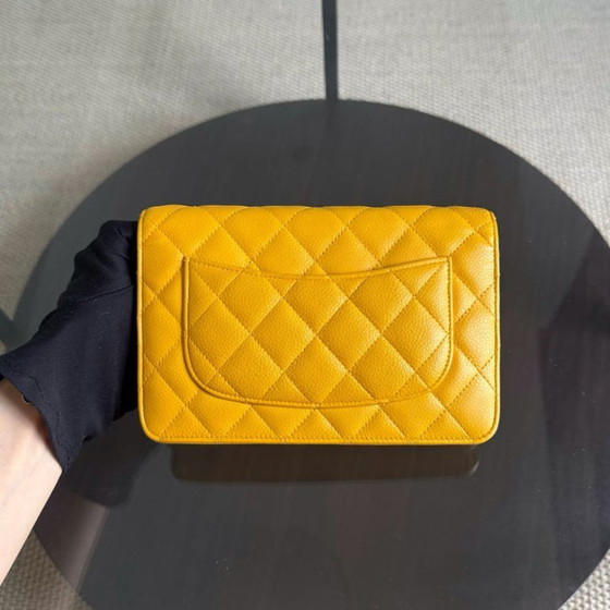 Image 1 of Portafoglio Chanel con catena WOC - Serie 25 in pelle trapuntata color giallo caviale