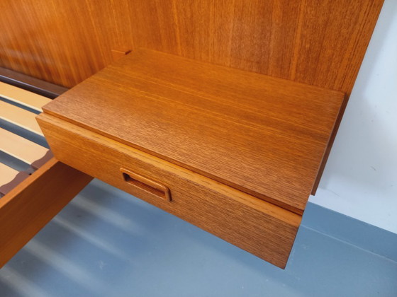 Image 1 of Letto matrimoniale vintage scandinavo in teak degli anni '60 con comodini integrati e base a doghe.