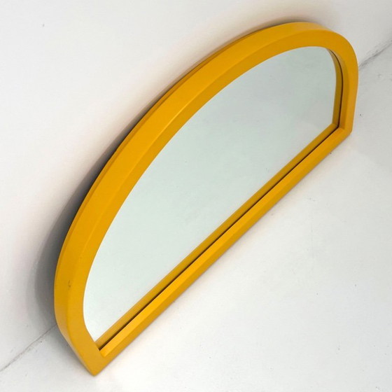 Image 1 of Specchio con cornice ad arco giallo di Anna Castelli Ferrieri per Kartell, anni '80