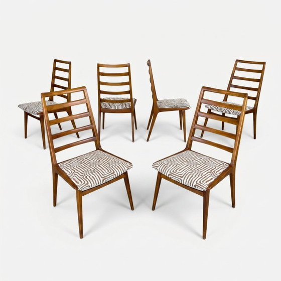 Image 1 of 6 chaises en noyer – années 1970 – vintage – retapissées