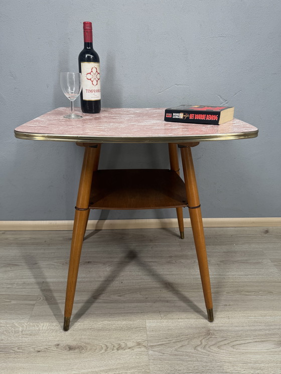 Image 1 of Table d'appoint pivotante vintage – Plateau en formica aspect marbre rose – Style années 50