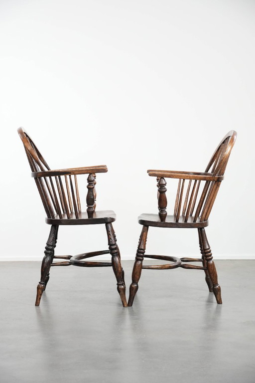 2 antike Windsor-Stühle mit Charakter und schöner Farbgebung