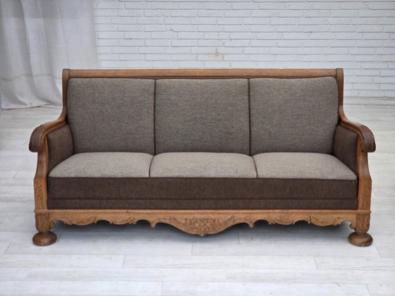 Image 1 of 1950er Jahre, dänisches 3-Sitzer-Sofa, Möbelwolle, massives geschnitztes Eichenholz.
