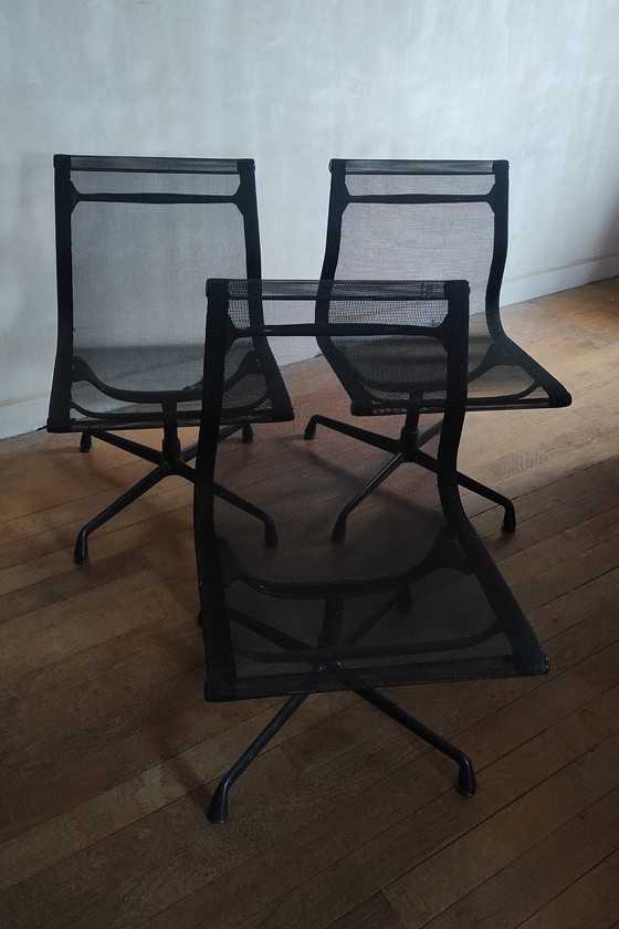 Image 1 of 3 sedie nere di Charles & Ray Eames EA105 per Vitra