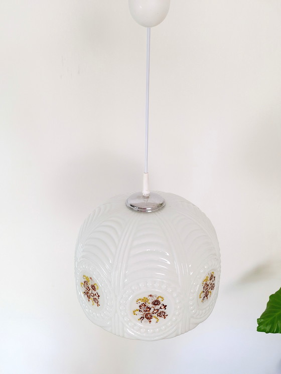 Image 1 of Lampe pendante vintage en verre opalin, lustre Mid Century Sijaj Hrastnik avec abat-jour en verre opalin