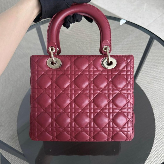Image 1 of DIOR LADY MEDIUM - PELLE DI AGNELLO CANNAGE BORDEAUX ROSSO SCURO, DETTAGLI ORO, CINTURINO REGOLABILE