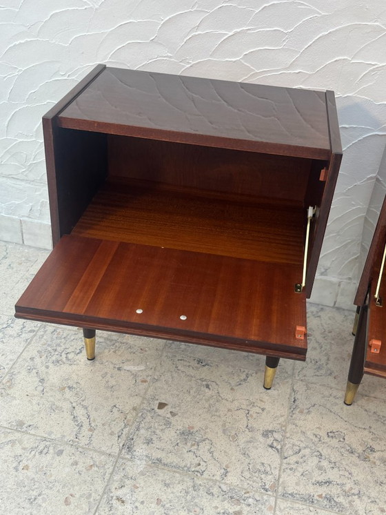 Image 1 of Een paar vintage nachtkastjes uit de jaren 60 met messing spijlenpoten.