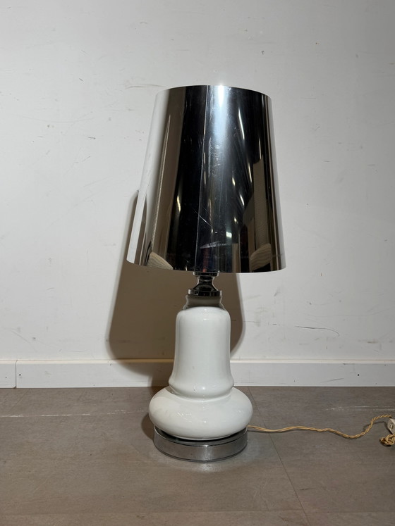 Lampe de table vintage avec abat-jour chromé (photo 4 of 6)